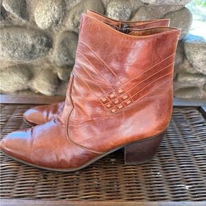 Vintage Brown Leather Ankle Boots BOHO cottagecore western country 70s or 80s